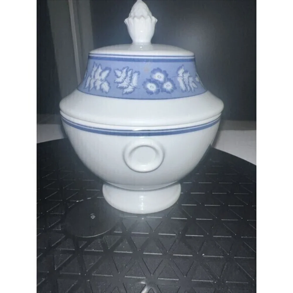 Royal Chateau Porcelains Japan Made for Estee Lauder Blue & White Covered‎ Bowl